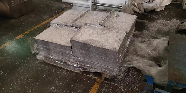 廢鋁碎屑散亂難堆放，廢舊鋁箔壓塊機上陣打包