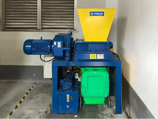 浙江某汽車零部件公司定制塑料桶撕碎機(jī)案例