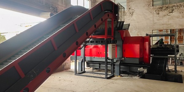 大型<i style='color:red'>塑料薄膜</i>撕碎機(jī)優(yōu)勢(shì)有哪些？大型薄膜撕碎機(jī)助生產(chǎn)