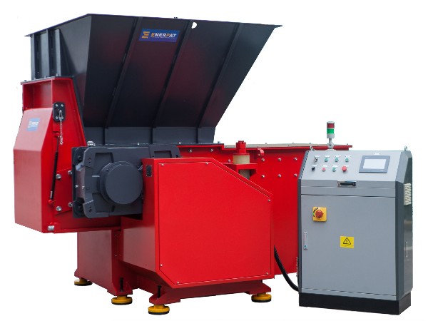 昆明某乳業(yè)公司定制塑料撕碎機(jī)案例