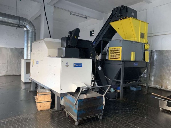 廣東某鋁業(yè)公司定制鋁屑壓餅機案例