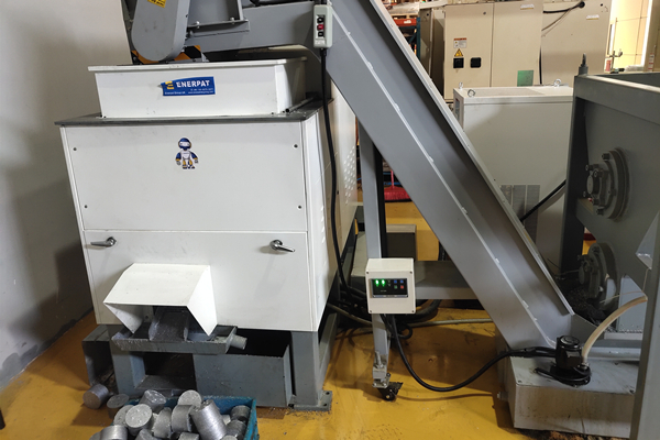 福州某鋁業(yè)公司定制鋁屑壓餅機(jī)案例