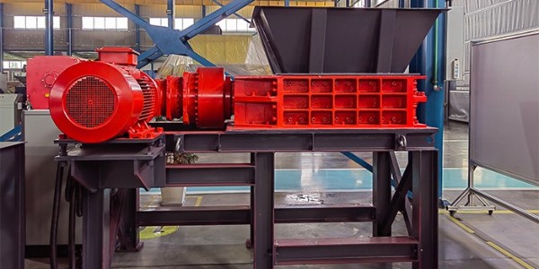 服裝廠碎布頭下腳料怎么處理？廢布料破碎機(jī)為你解難題！